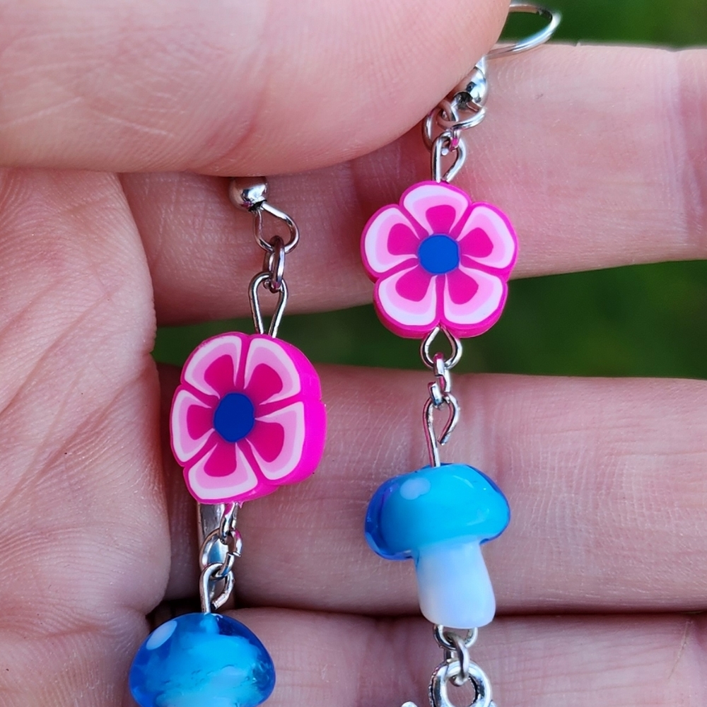 🥳SALE🥳🦙🐦🍄 Spring in the air! Hummingbird mushroom dangle earrings - Picture 5 of 11